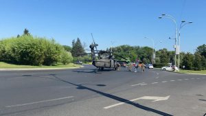 Elicopter militar american, aterizare de urgenţă într-o intersecţie din Bucureşti. Stâlpi doborâţi, circulaţie blocată