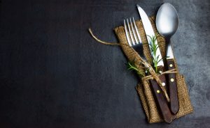 Masă festivă: Decorațiuni și fețe de masă în stil natural