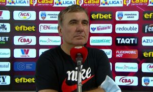 Hagi reclamă un penalty la meciul cu UTA!