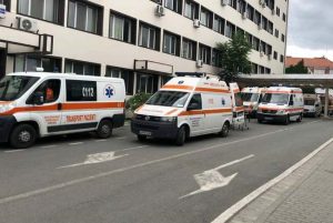 Autoînjunghiat și agitat, un tânăr a sărit de la etajul doi al Spitalului, după care s-a refugiat într-un copac