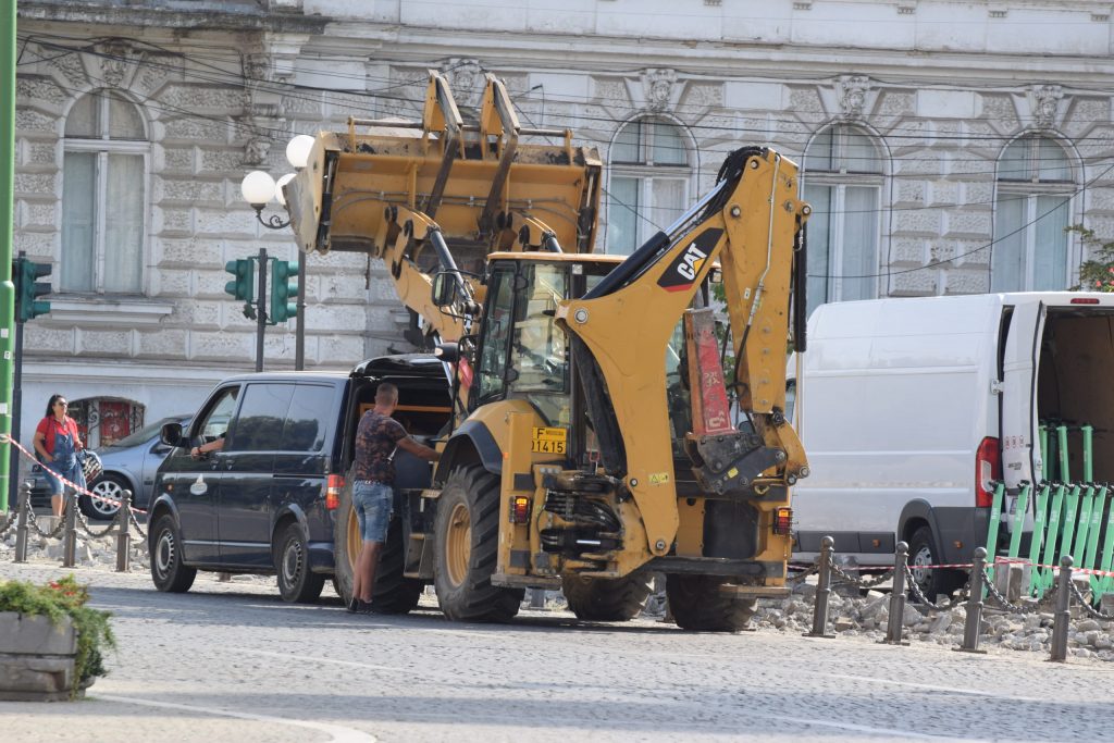 Se schimbă bordurile în fața Primăriei