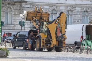Se schimbă bordurile în fața Primăriei