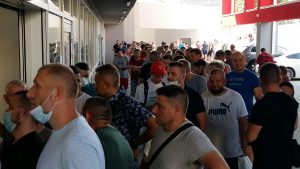Sute de oameni sunt la stadion pentru un bilet la meciul UTA – FCSB