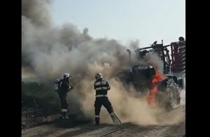 Utilaj agricol cuprins de flăcări, pe un câmp de lângă Iratoșu