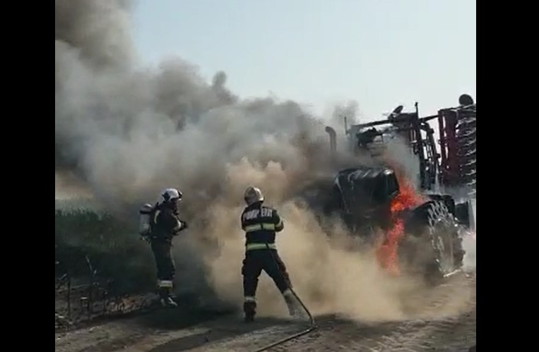 Utilaj agricol cuprins de flăcări, pe un câmp de lângă Iratoșu