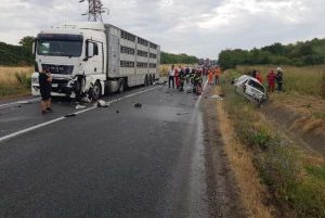 Alt accident mortal în Biharia: Un TIR a lovit violent un autoturism. Șoferița a decedat