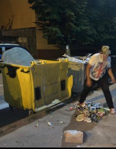 Arădean surprins de camerele de luat vederi în timp ce împrăștia gunoiul din pubele, pe domeniul public