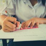 Trei arădeni suspectați că încercau să fraudeze examenul de Bacalaureat, prinși în flagrant