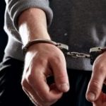 Polițiștii au reținut un arădean, care a furat 900 de pachete de țigarete, de la o societate comercială