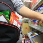 Furturi în serie din supermarketuri: trei persoane, reținute în Arad și Sântana