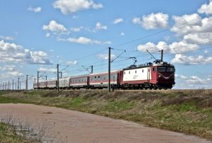 Trenul Mangalia-Arad, plin cu copii, a stat blocat în câmp mai bine de nouă ore