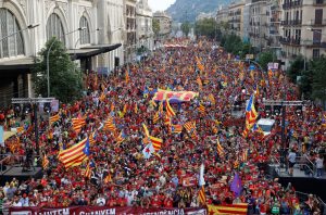 Zeci de mii de catalani au manifestat pentru independenţă la Barcelona
