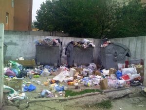Rămân cu gunoaiele în faţa caselor