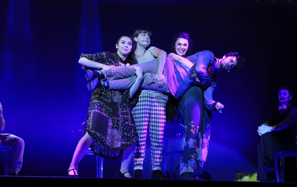 Stagiunea teatrului începe joi