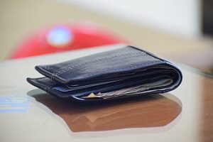 Un portofel în care se aflau 7.000 de lei, furat dintr-un magazin de pe Calea Aurel Vlaicu