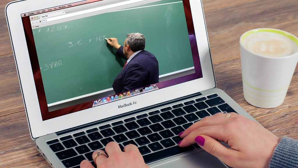 350 de elevi din Arad fac cursuri online