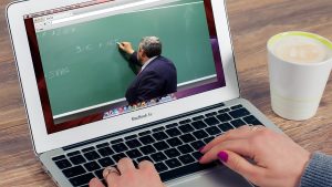 350 de elevi din Arad fac cursuri online