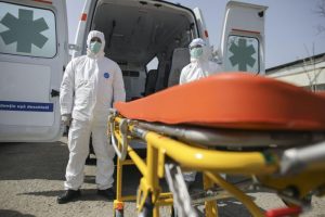 79 de cazuri noi și aproape 900 active, în Arad