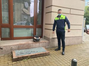 Poliția și pompierii alarmați din cauza unei cutii abandonate în fața unei bănci din centrul Aradului