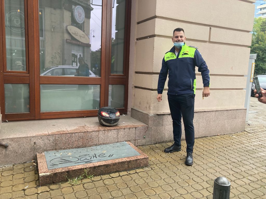 Poliția și pompierii alarmați din cauza unei cutii abandonate în fața unei bănci din centrul Aradului