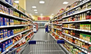 Începând cu 2022, magazinele vor fi obligate să afișeze cel mai mic preț pentru produsul redus în ultimele 30 de zile