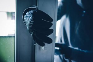 Doi copii au încercat să tâlhărească un bătrân de 80 de ani, în satul Șiad