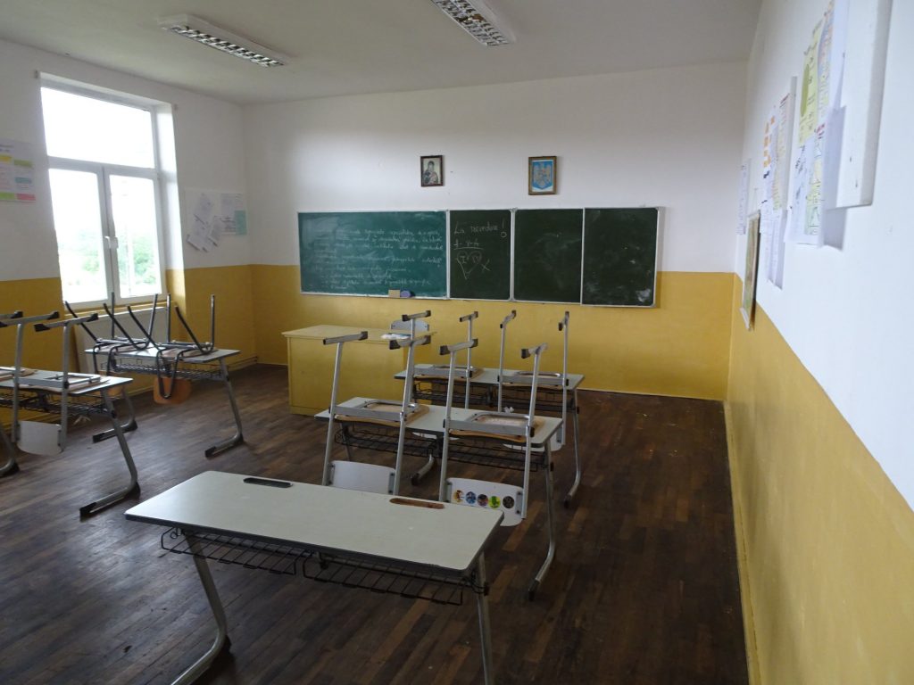 53 de clase și 1.112 de elevi din Arad fac cursuri online din cauza Covid-19