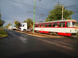 A „sărit” peste liniile de tramvai și a blocat circulația pe Renașterii