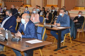 Opoziţia din CLM a decis: fără brad artificial în faţa Primăriei!