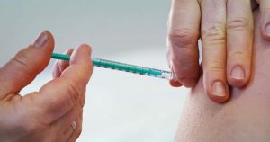 Aproape 600 de arădeni s-au vaccinat cu doza 3, în prima zi