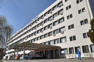 Se repară acoperişul Spitalului Judeţean