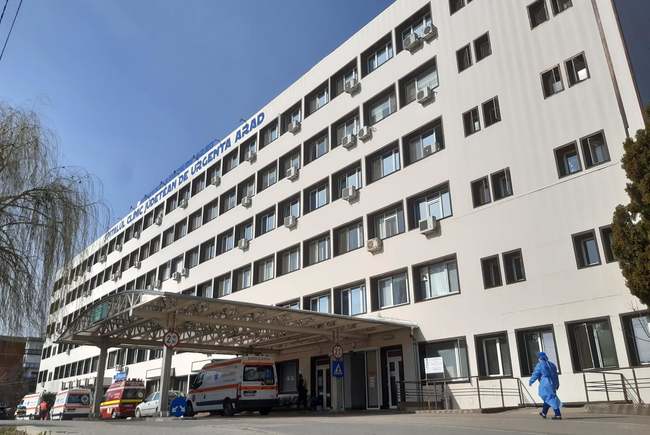 Se repară acoperişul Spitalului Judeţean