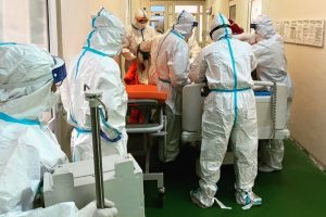 276 de cazuri noi și 5 decese, în județul Arad