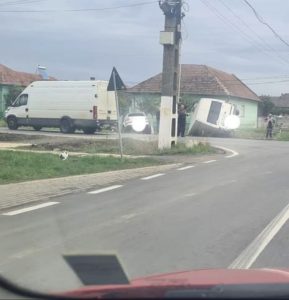Impact între un autoturism și o autoutilitară, la Seleuș. Unul dintre șoferi nu a respectat semnificația indicatorului rutier „Stop”