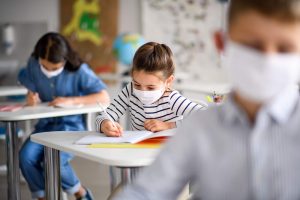 Pragul de  6 la mie pentru școli va fi eliminat. Cîţu: „Fiecare şcoală va decide cum va funcţiona”
