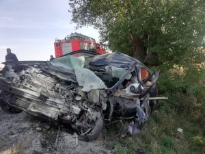 O femeie și-a pierdut viața, între Nădlac și Pecica, după ce a intrat cu mașina într-un copac