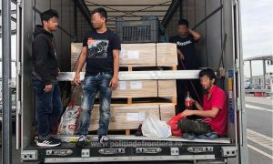 Douăzeci de turci și afgani, solicitanţi de azil în ţara noastră, au încercat să treacă ilegal frontiera în Ungaria, ascunşi în două automarfare și un microbuz