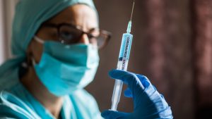 Guvernul anunță concedierea medicilor și asistentelor fără certificat COVID