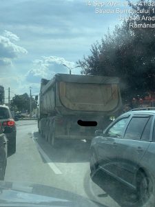 Calea Aurel Vlaicu, „călcată“ de camioane cu tonaj depășit