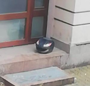 O cutie de scuter goală, abandonată pe Centru, a pus pe jar oamenii legii