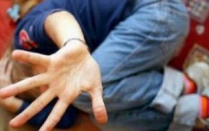 Băiat de 14 ani, ajuns în stare gravă la spital, după ce a fost călcat în picioare de alți trei minori, la Lipova