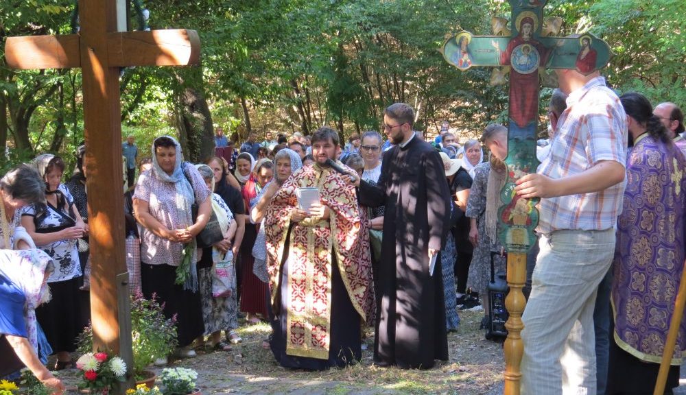 Pelerinajul „Drumului Crucii” la Mănăstirea Feredeu de Praznicul Înălțării Sfintei Cruci