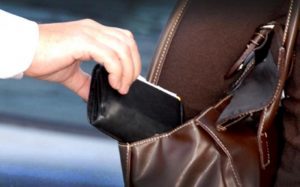 A intrat într-un imobil și a furat un telefon și un portofel cu 2.000 de lei