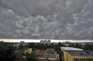 Avertizare de vreme severă. Meteorologii anunţă furtuni şi ploi în următoarele 48 de ore