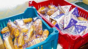 Începe distribuția de lapte, produse de panificație și mere în școli și grădinițe
