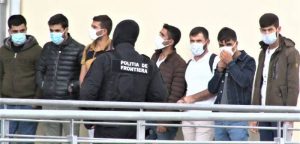 Cetăţeni din Cuba și Sri Lanka, cu permise de ședere Schengen false, opriți la granița cu Ungaria