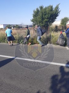 Asistații sociali și opt condamnați penal, puși la salubrizare