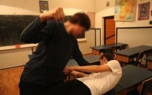 Colegii care l-au bătut crunt pe băiatul de 13 ani din Lipova au fost reținuți