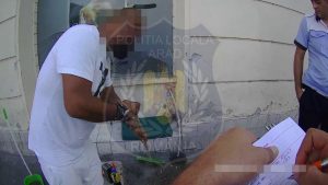 Pus să dea cu mătura, după ce a aruncat coji de semințe pe jos