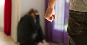 Un bărbat din Vladimirescu și-a băgat soția în stare de șoc, după ce a provocat un scandal monstru